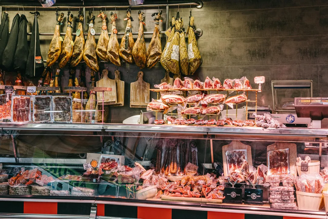 Spain blocks Polymarket and Kalshi over missing gambling licence