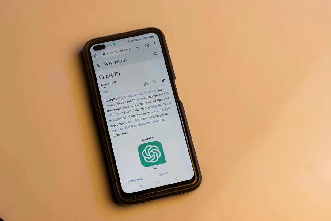 Apple adds developer APIs to Siri AI
